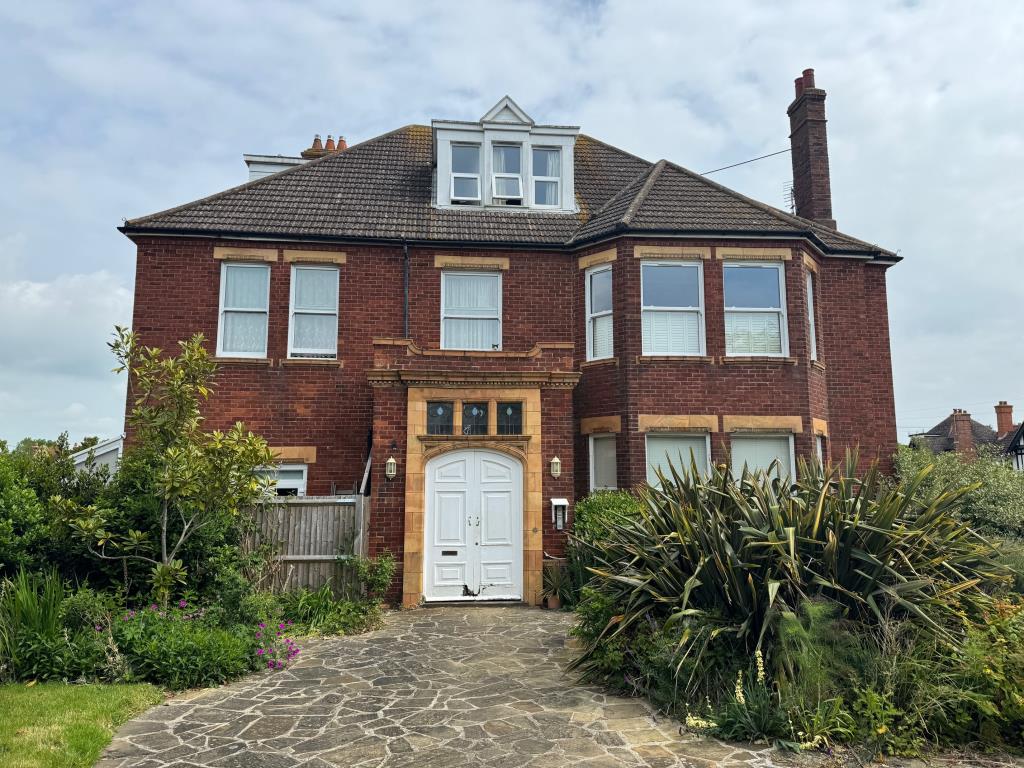 Lot: 74 - HEAD LEASEHOLD INVESTMENT - BLOCK OF FIVE FLATS, THREE-BEDROOM COTTAGE AND THREE GARAGES - 17 Julian Court front elevation